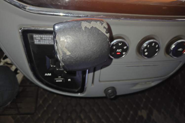 Used SAIC MAXUS Xintu V80 2017 2.5T AMT Aoyuntong National V Short Wheelbase Mid-Roof 5/6/10-Seater
