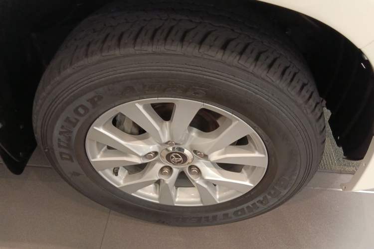 Used Toyota Land Cruiser  Right Front Wheel Hub