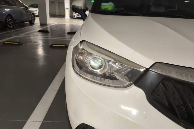 Used Brilliance V3 2015 1.5L Automatic Elite Model Right Front Headlight