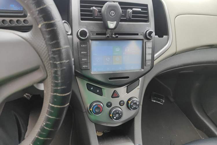 Used Chevrolet Aveo Sonic 2011 Sedan 1.4L MT SL Audio And AC Panel