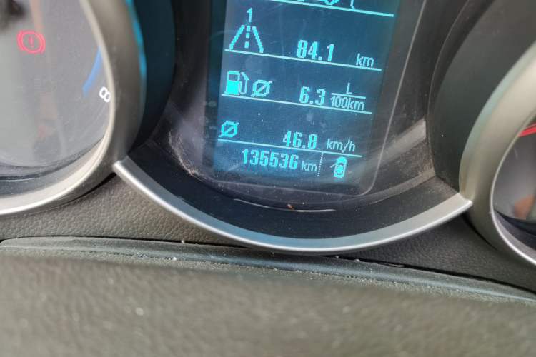 Used Chevrolet Cruze 2015 1.5L Classic SL MT Odometer Close Up