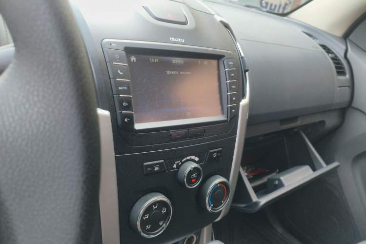 Used Isuzu D-MAX 2015 2.5T Two-Wheel Drive Automatic High-Performance Elite Version 4JK1 Audio And AC Panel