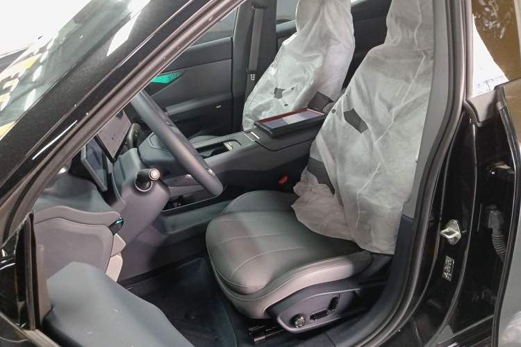 Used Lynk & Co 07 2024 EM-P 126 Long-Range Halo Left Front Seat