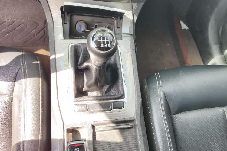 Used Roewe RX5 2016 20T Two-Wheel Drive Manual Transmission Internet Smart Edition
