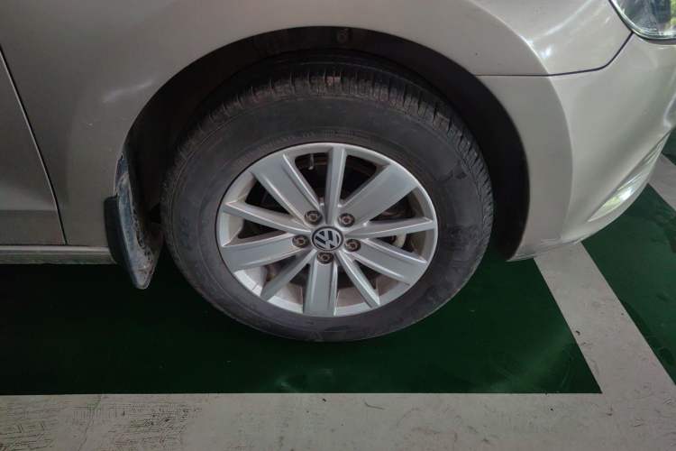 Used Volkswagen Jetta 2015 Value Edition 1.6L Automatic Fashion Version Right Front Wheel Hub