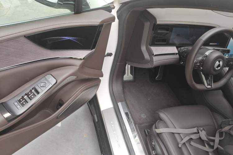 Used Denza Z9 2024 1100 km All-Wheel-Drive Ultra Version Driver Seat