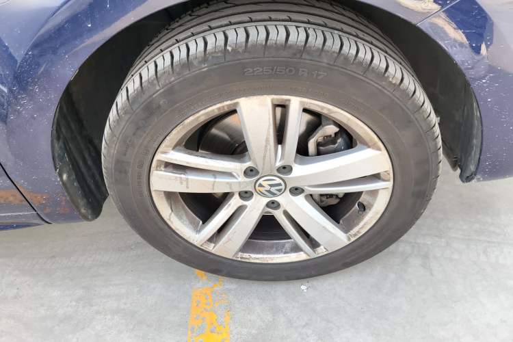 Used Volkswagen Sharan 2018 380TSI Comfort Edition 7-Seater Right Front Wheel Hub