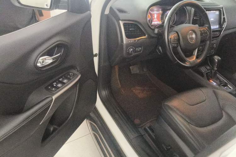 Used Jeep Cherokee 2020 2.0T Two-Wheel Drive Leading Edition