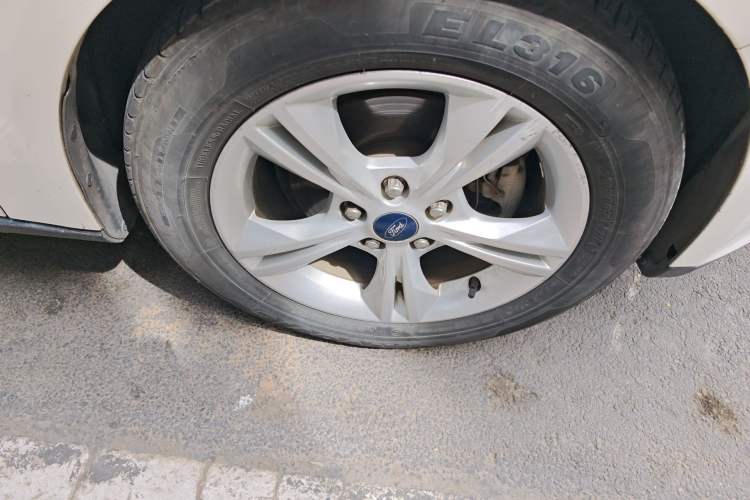 Used Ford Focus 2012 Sedan 1.6L Automatic Fashion Edition Right Front Wheel Hub