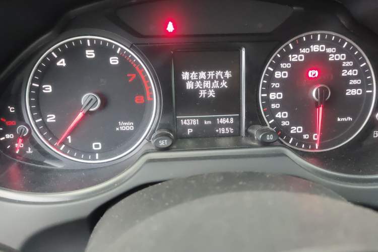 Used Audi Q5 2016 40 TFSI Comfort Model Odometer Close Up