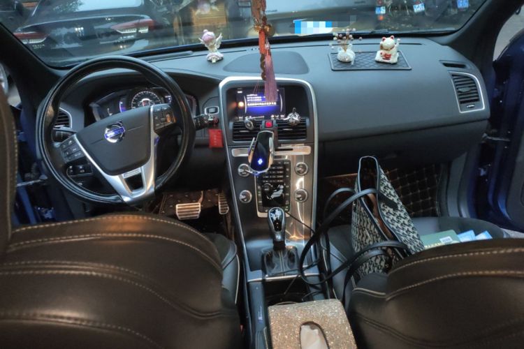 Used Volvo XC60 2017 T5 AWD Personalized Sport Upgrade Edition Center Console