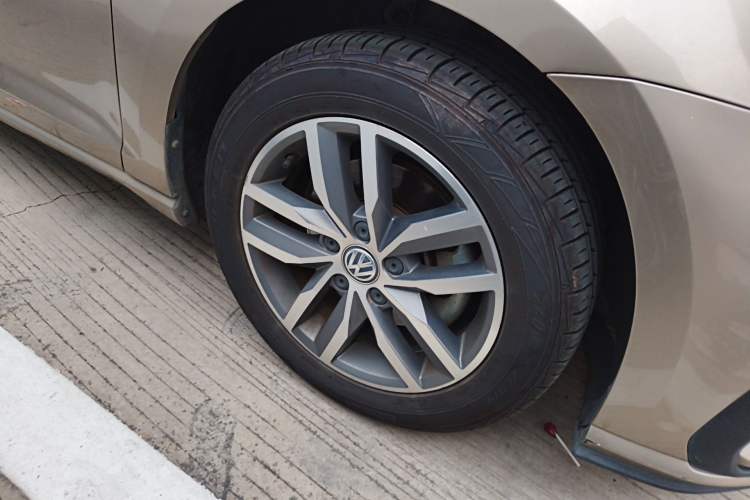 Used Volkswagen Golf 2016 230TSI Automatic Luxury Version Right Front Wheel Hub