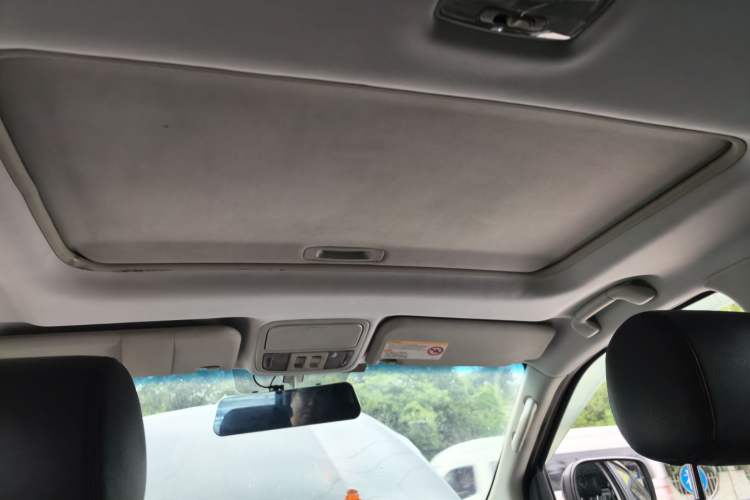 Used JMC Yusheng S350 2014 2.4T Automatic 2WD Diesel Luxury Version with Sunroof 7 Seats Headliner