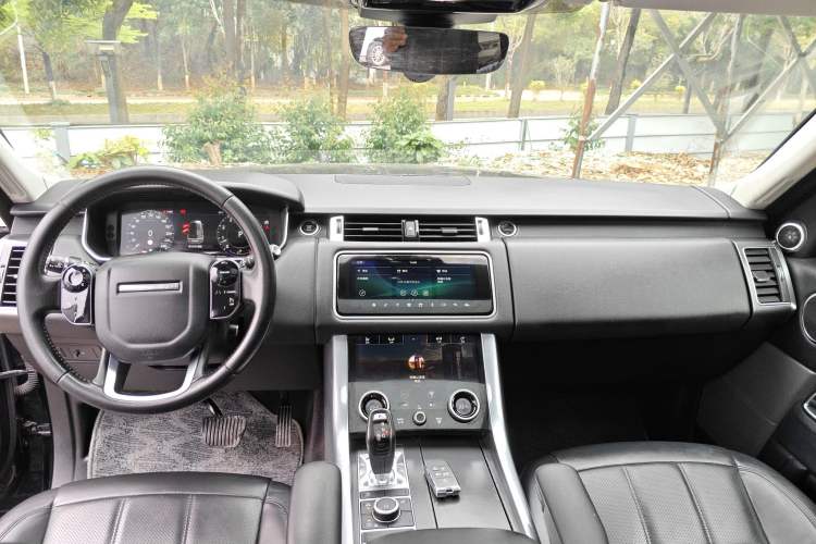 Used Land Rover Range Sport 2020 3.0 L6 SE Center Console