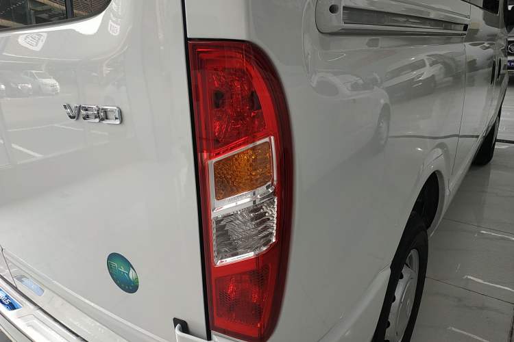 Used SAIC MAXUS Xintu V80 2025 Value Edition Aoyuntong 2.0T Manual Short Wheelbase Mid-Height 127 Ps 5/6 Seats Right Rear Taillight