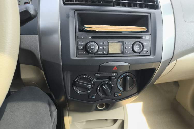 Used Nissan Livina 2010 Jingyue Edition 1.6L Manual All-Around Model
