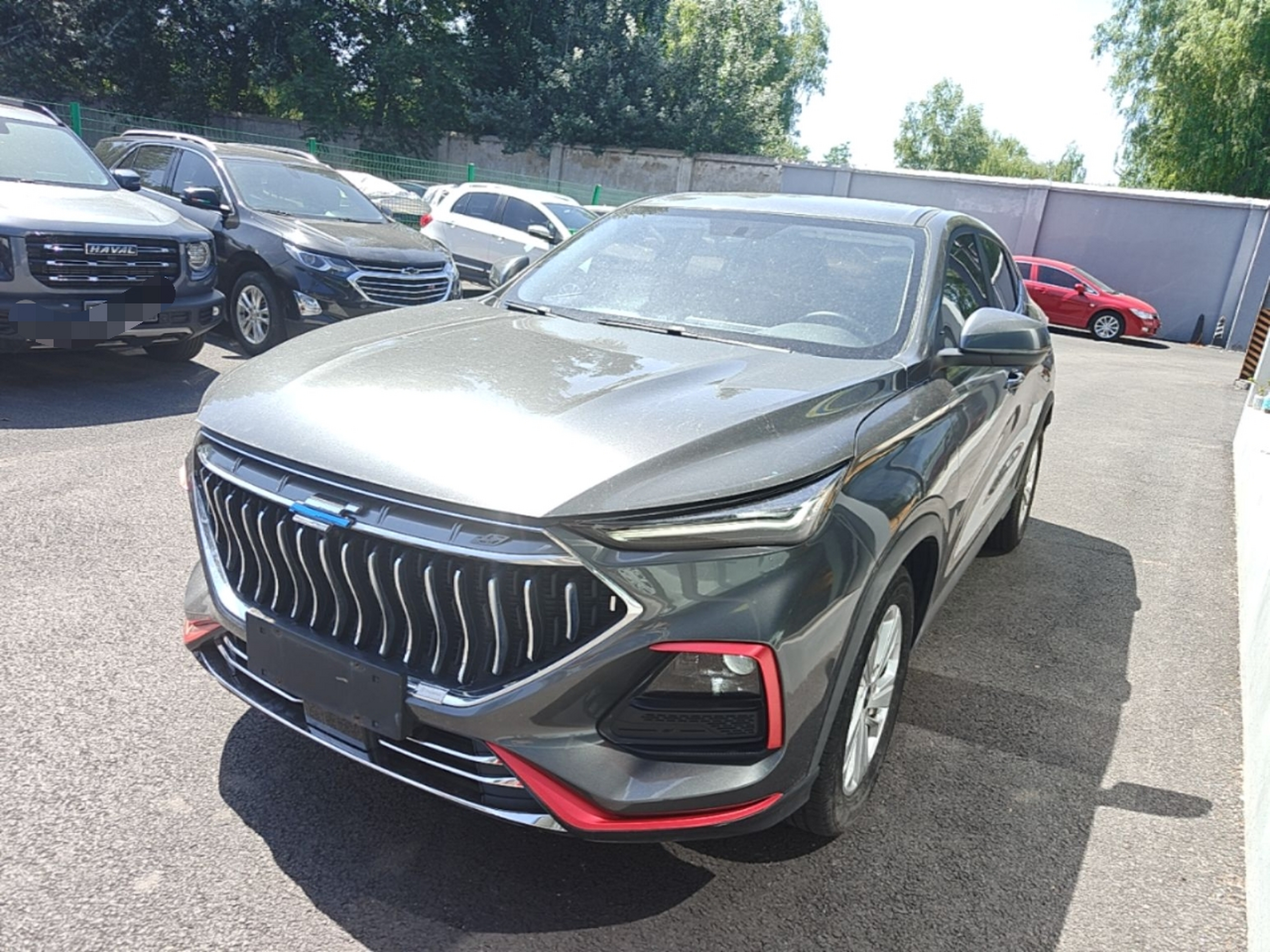 Под передней частью автомобиля