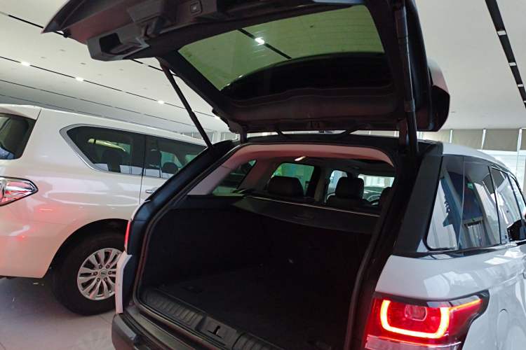 Used Land Rover Range Sport 2017 3.0 SC V6 SE Trunk