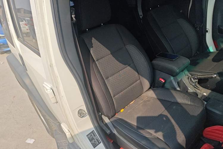 Used BAIC Off-Road BJ40 2016 40L 2.0T Manual Two-Wheel Drive Luxury Edition
