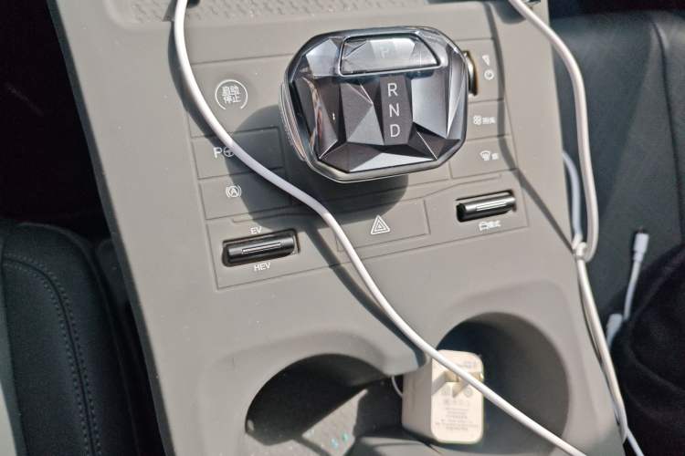 Used BYD Qin PLUS 2025 DM-i Smart Drive 55KM Leading Model Gear Lever