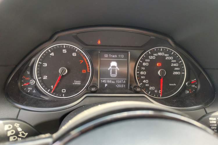 Used Audi Q5 2016 40 TFSI Technology Edition Odometer Close Up