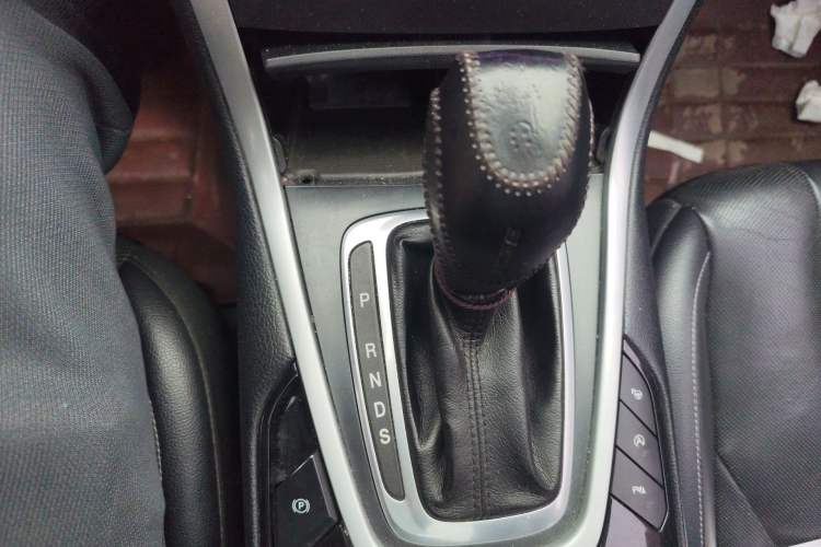 Used Ford Edge 2016 EcoBoost 245 Four-Wheel Drive Titanium 7-Seater Gear Lever