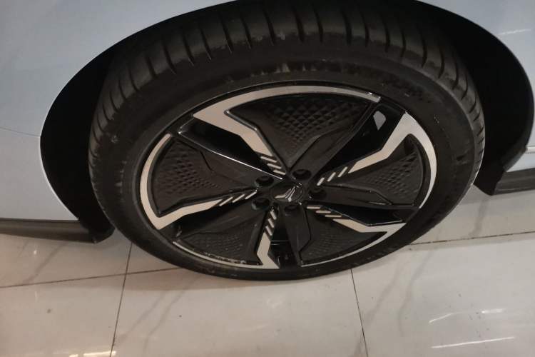 Used VOYAH PASSION 2023 Four-Wheel Drive Standard Edition Right Rear Wheel Hub