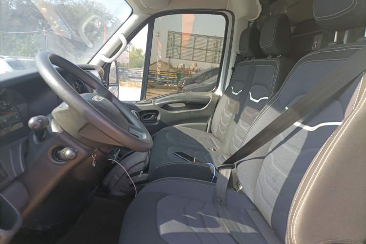 Used Iveco Eurocargo 2021 2.0T Manual - Yunrui Short Wheelbase Low-Roof Side-Sliding Door F1A