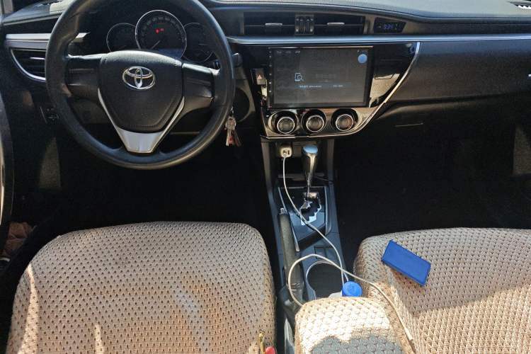 Used Toyota Corolla 2014 1.6L CVT GL Center Console