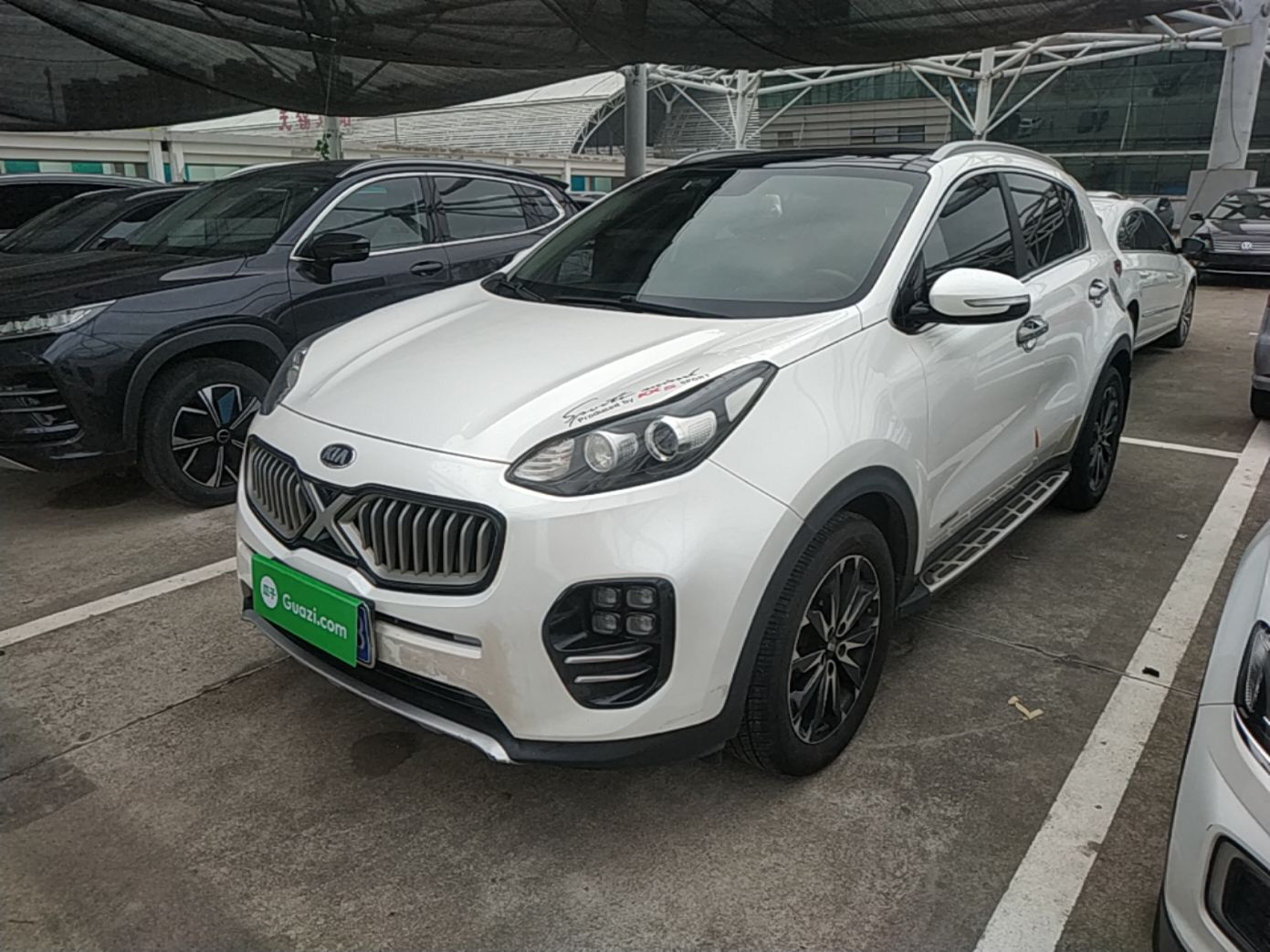 تحت مقدمة السيارة