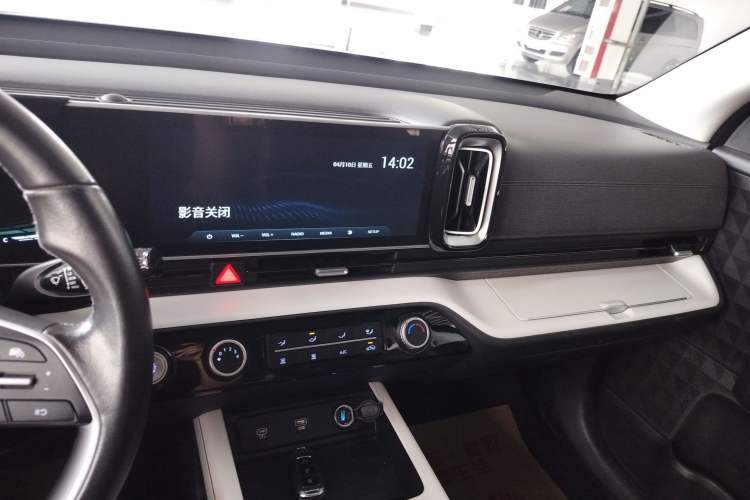 Used Hyundai ix35 2023 Musso 2.0L Prestige LUX Edition Audio And AC Panel