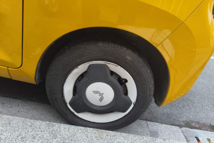 Used Wuling Hongguang MINIEV 2022 Macaron Premium Model – Lithium Ternary Battery Right Front Wheel Hub