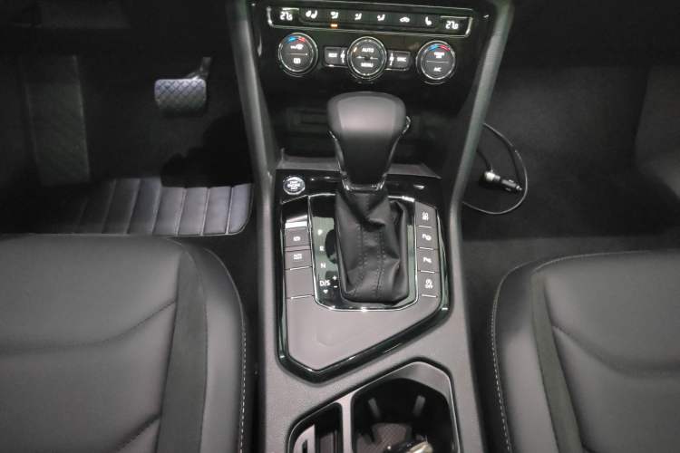 Used Volkswagen Tiguan L 2019 Revised 330TSI Automatic Two-Wheel Drive Smart & Luxury Edition China VI Standard
