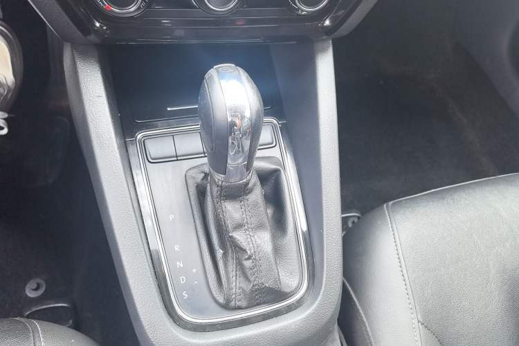 Used Volkswagen Sagitar 2015 1.6L Automatic Comfort Model Gear Lever