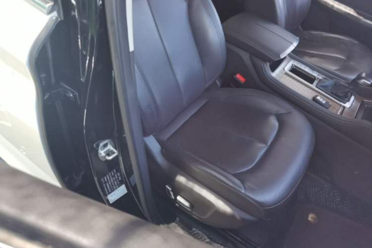 Used Roewe RX8 2019 30T Smart Connectivity Two-Wheel Drive Supreme Flagship Edition
