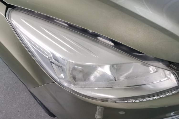 Used Ford Kuga 2013 1.6L GTDi Two-Wheel-Drive Trend Model Right Front Headlight