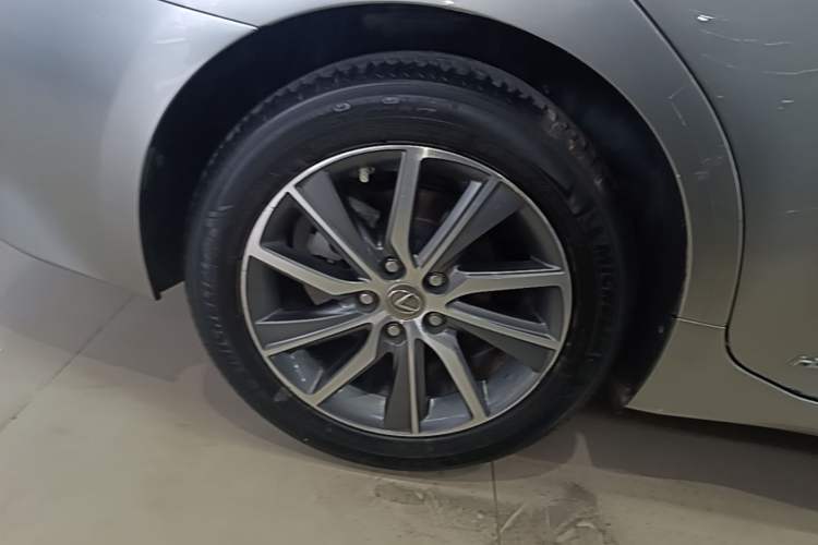 Used Lexus ES 2015 300h Comfort Edition