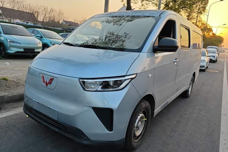 Used Wuling Yangguang 2024 300KM Comfort Version Passenger Van 75kW