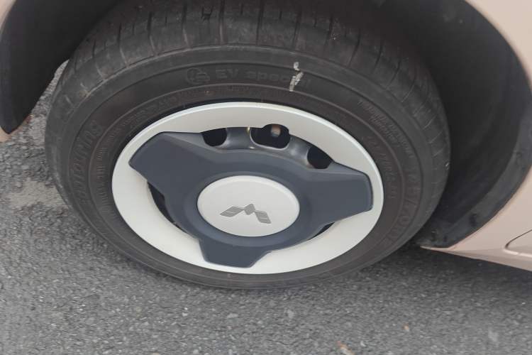 Used Wuling Hongguang MINIEV 2021 Macaron Fashion Model Lithium Iron Phosphate Left Front Wheel Hub