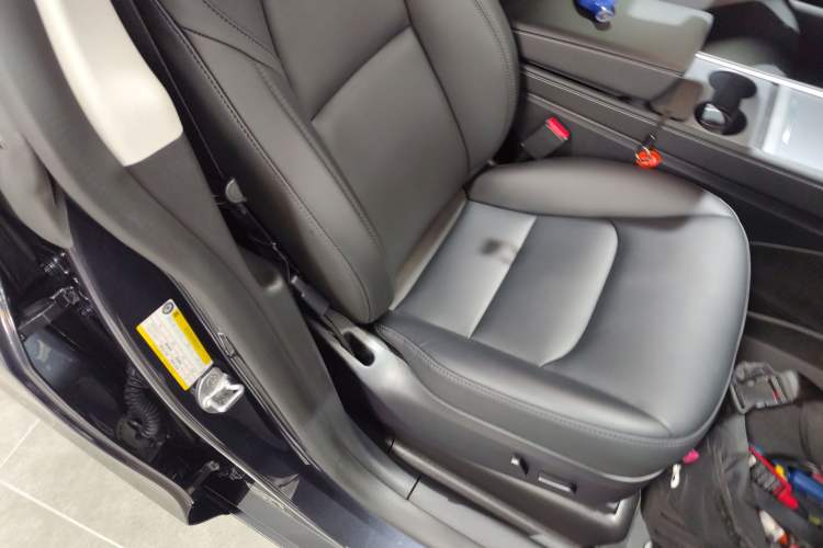 Used Tesla Model Y 2024 Rear-Wheel-Drive Version Right Front Seat