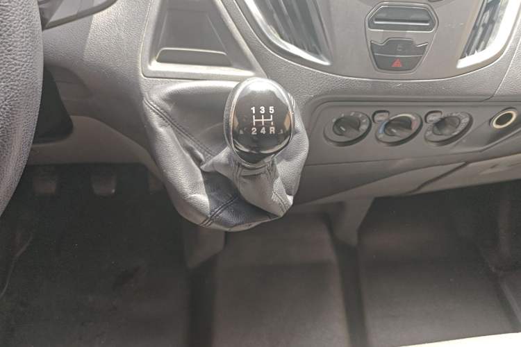 Used Ford Transit 2017 2.0T Diesel Multi-Purpose Commercial Vehicle Short Wheelbase Low Roof China V Standard