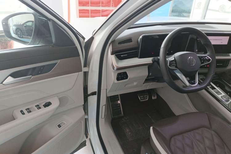 Used Volkswagen Tavendor 2024 Facelifted 380TSI All-Wheel Drive R-Line Cruise Premium Edition Driver Seat