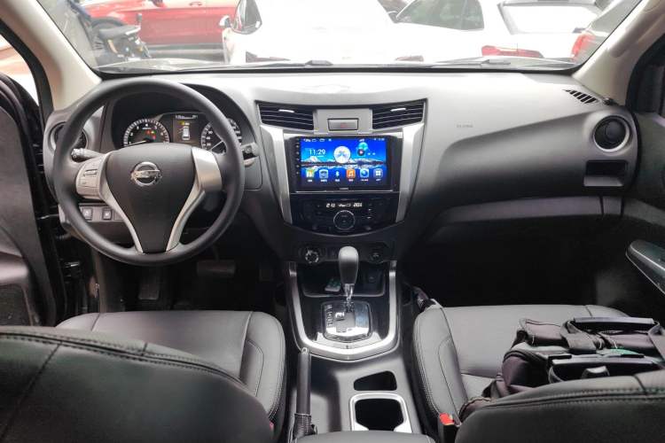 Used Nissan Terra 2018 2.5L Automatic 4x4 Luxury Edition Center Console