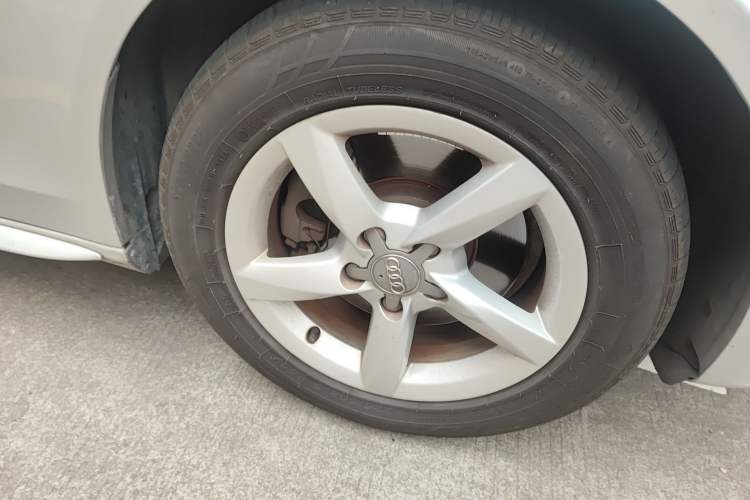 Used Audi A4L 2015 30 TFSI Automatic Comfort Model Right Front Wheel Hub