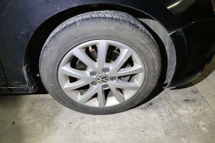 Used Volkswagen Sagitar 2012 1.6L Automatic Comfort Edition Right Front Wheel Hub