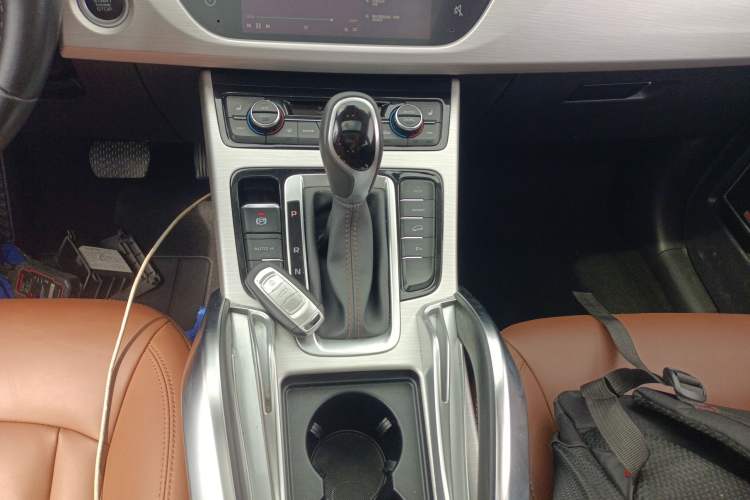 Used Geely Auto Emgrand X7 Sport 2018 1.8TD Automatic Two-Wheel Drive ZhiZun Model with 4G Connectivity Gear Lever