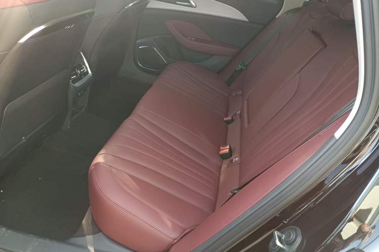 Used Hongqi H5 2025 2.0T Automatic Flag Edition – 500 000 Units Commemorative Version
