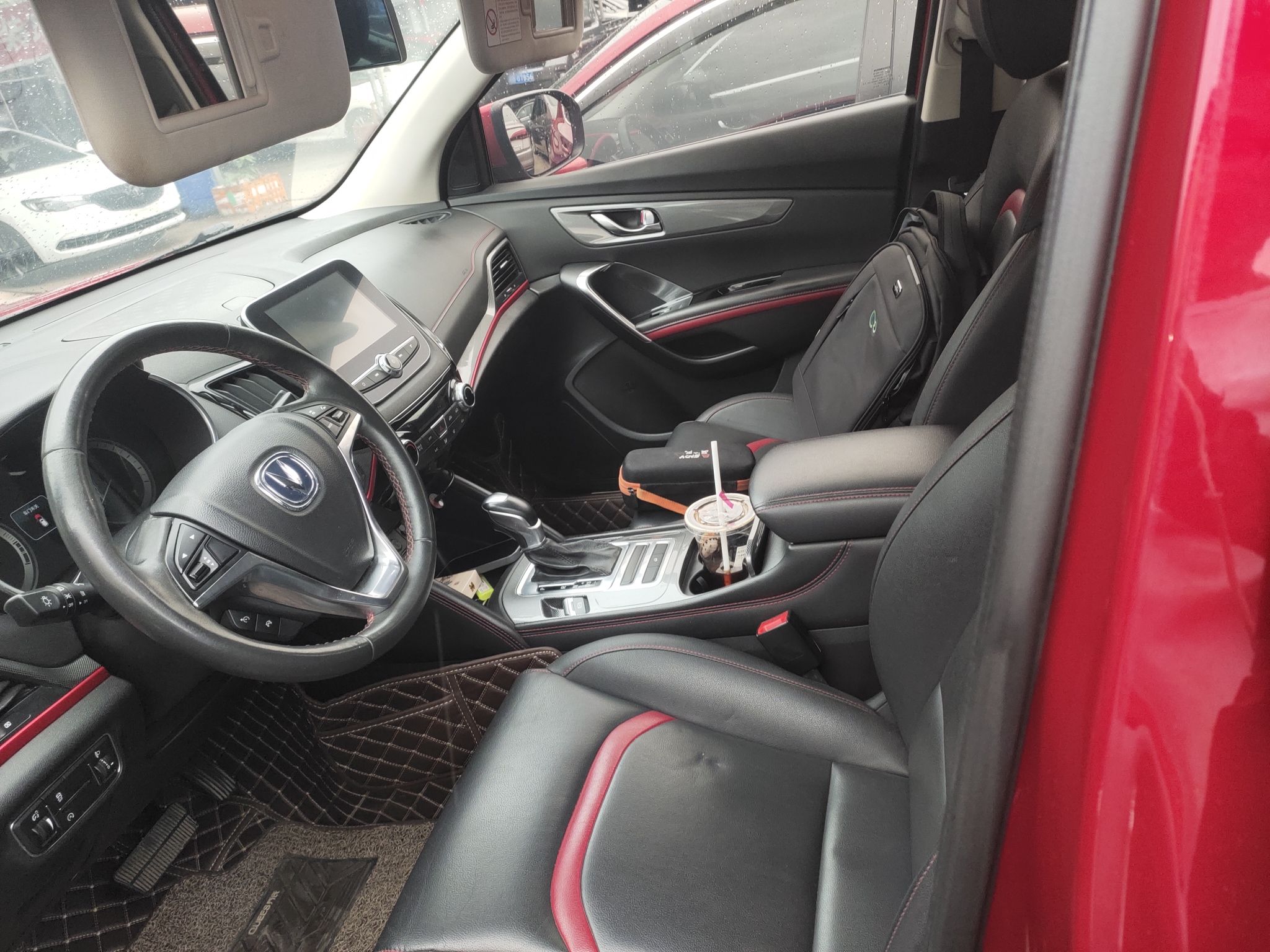 المقاعد الأمامية داخل السيارة