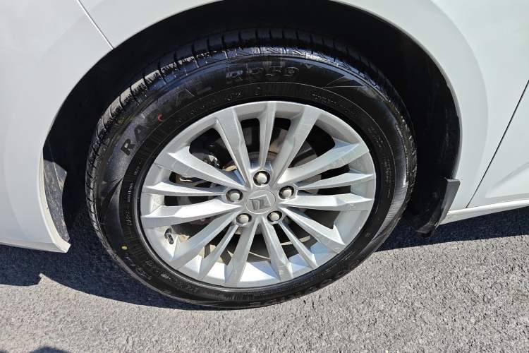 Used Baojun RC-5 2020 1.5T Manual Smart Luxury Edition Left Front Wheel Hub