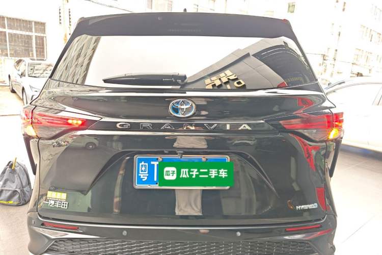 Used Toyota Granvia 2023 2.5L Hybrid Luxury Edition